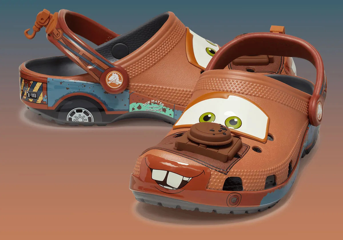 Crocs Classic Clog Mater inspirées du personnage Martin de Disney Pixar Cars, avec finition effet carrosserie rouillée, bride pivotante et semelle en résine Croslite™.