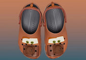 Crocs Classic Clog Mater inspirées du personnage Martin de Disney Pixar Cars, avec finition effet carrosserie rouillée, bride pivotante et semelle en résine Croslite™.