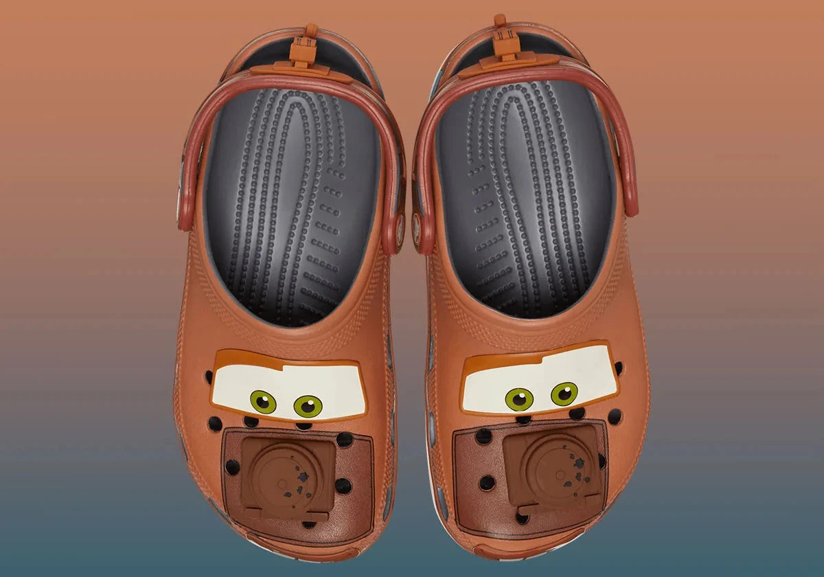 Crocs Classic Clog Mater inspirées du personnage Martin de Disney Pixar Cars, avec finition effet carrosserie rouillée, bride pivotante et semelle en résine Croslite™.