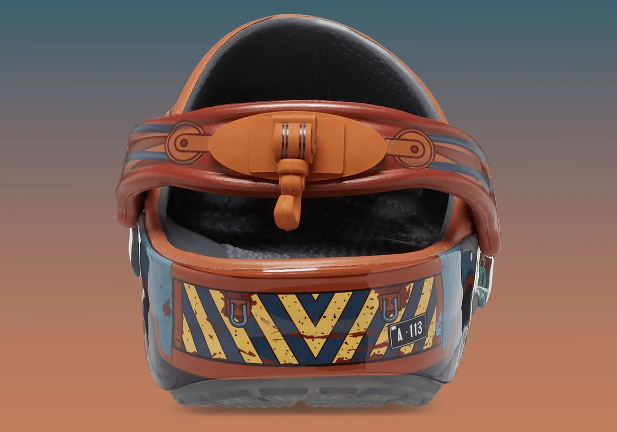 Crocs Classic Clog Mater inspirées du personnage Martin de Disney Pixar Cars, avec finition effet carrosserie rouillée, bride pivotante et semelle en résine Croslite™.