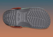 Crocs Classic Clog Mater inspirées du personnage Martin de Disney Pixar Cars, avec finition effet carrosserie rouillée, bride pivotante et semelle en résine Croslite™.