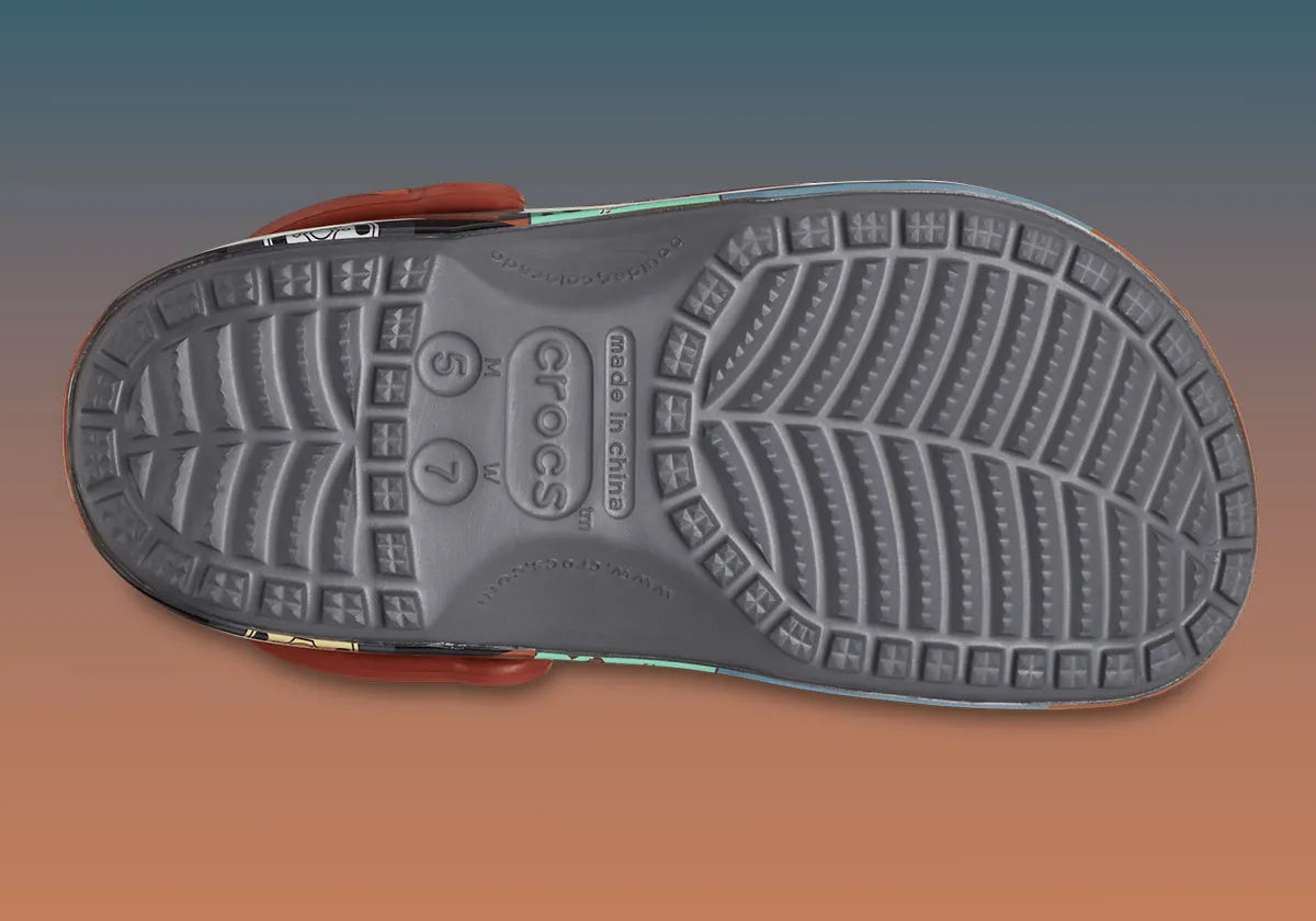 Crocs Classic Clog Mater inspirées du personnage Martin de Disney Pixar Cars, avec finition effet carrosserie rouillée, bride pivotante et semelle en résine Croslite™.