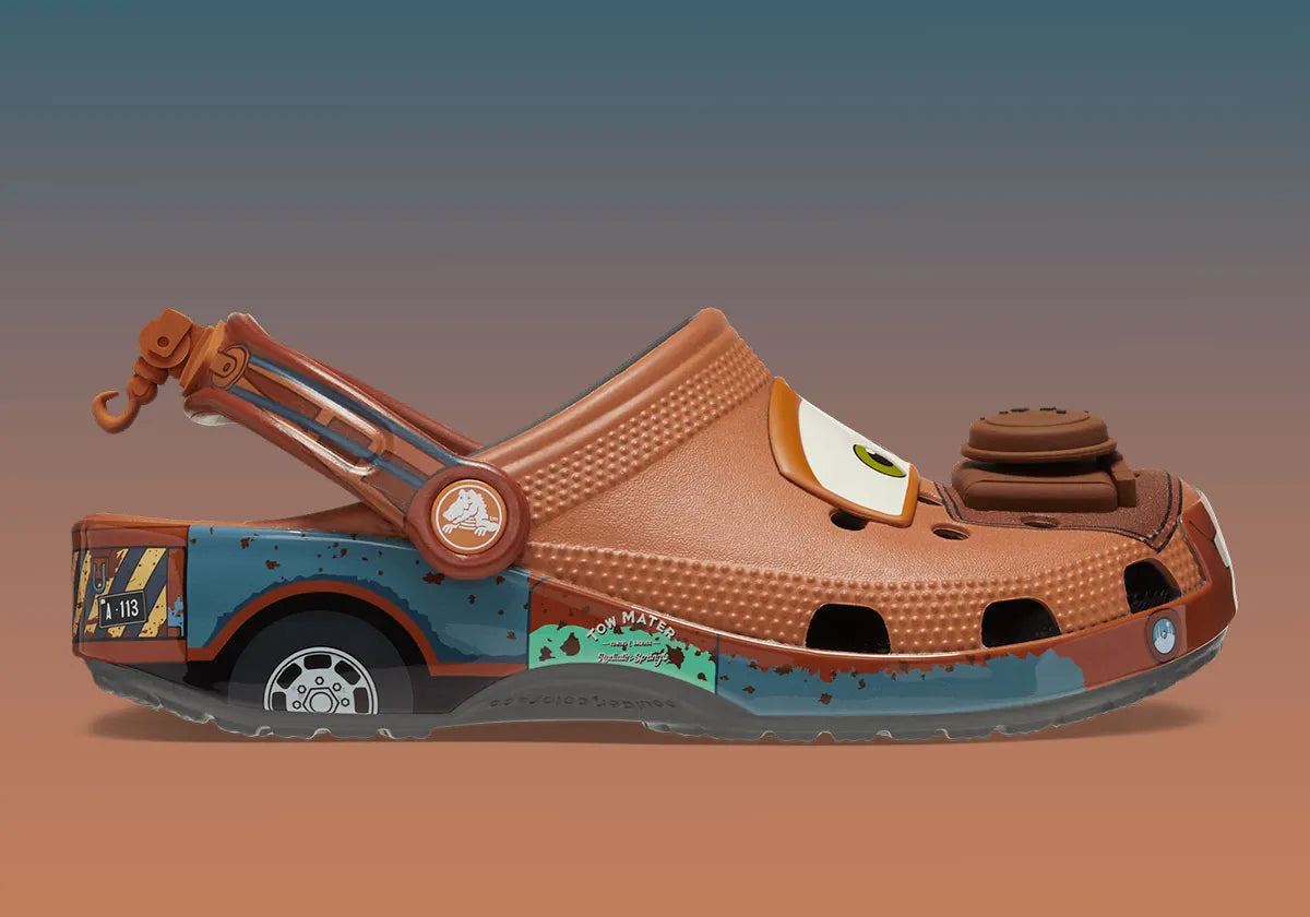 Crocs Classic Clog Mater inspirées du personnage Martin de Disney Pixar Cars, avec finition effet carrosserie rouillée, bride pivotante et semelle en résine Croslite™.
