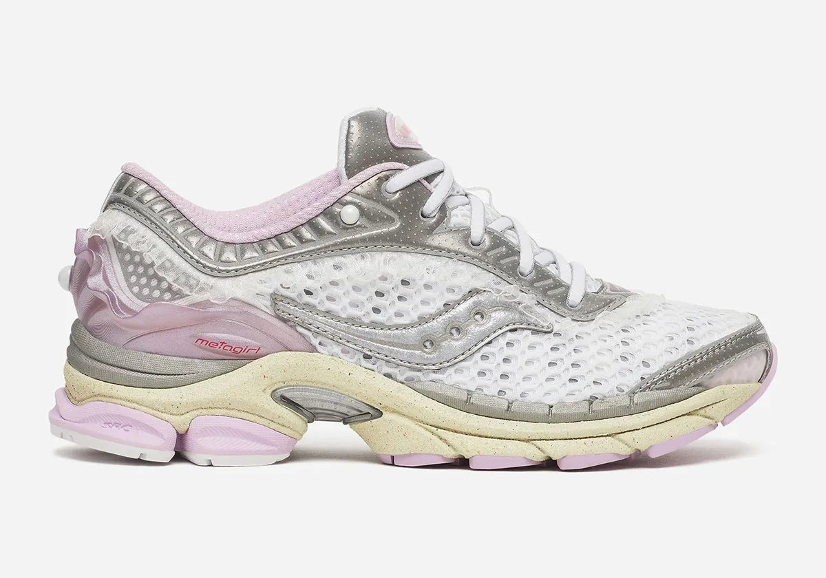 Saucony ProGrid Paramount argentée avec détails violets et rosés, accents lunaires et amorti ProGrid.