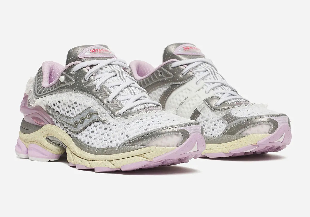 Saucony ProGrid Paramount argentée avec détails violets et rosés, accents lunaires et amorti ProGrid.