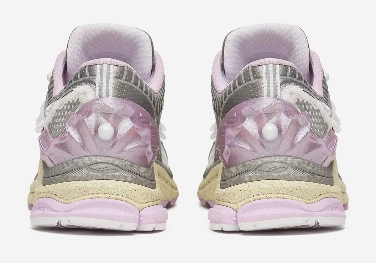 Saucony ProGrid Paramount argentée avec détails violets et rosés, accents lunaires et amorti ProGrid.