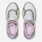 Saucony ProGrid Paramount argentée avec détails violets et rosés, accents lunaires et amorti ProGrid.