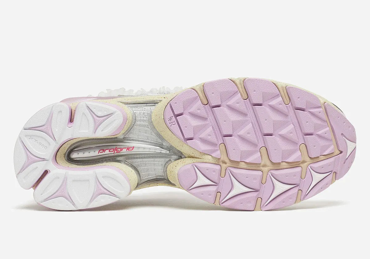 Saucony ProGrid Paramount argentée avec détails violets et rosés, accents lunaires et amorti ProGrid.