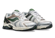 Saucony ProGrid Triumph 4 Minted NY en mesh blanc avec accents mint et amorti ProGrid.

