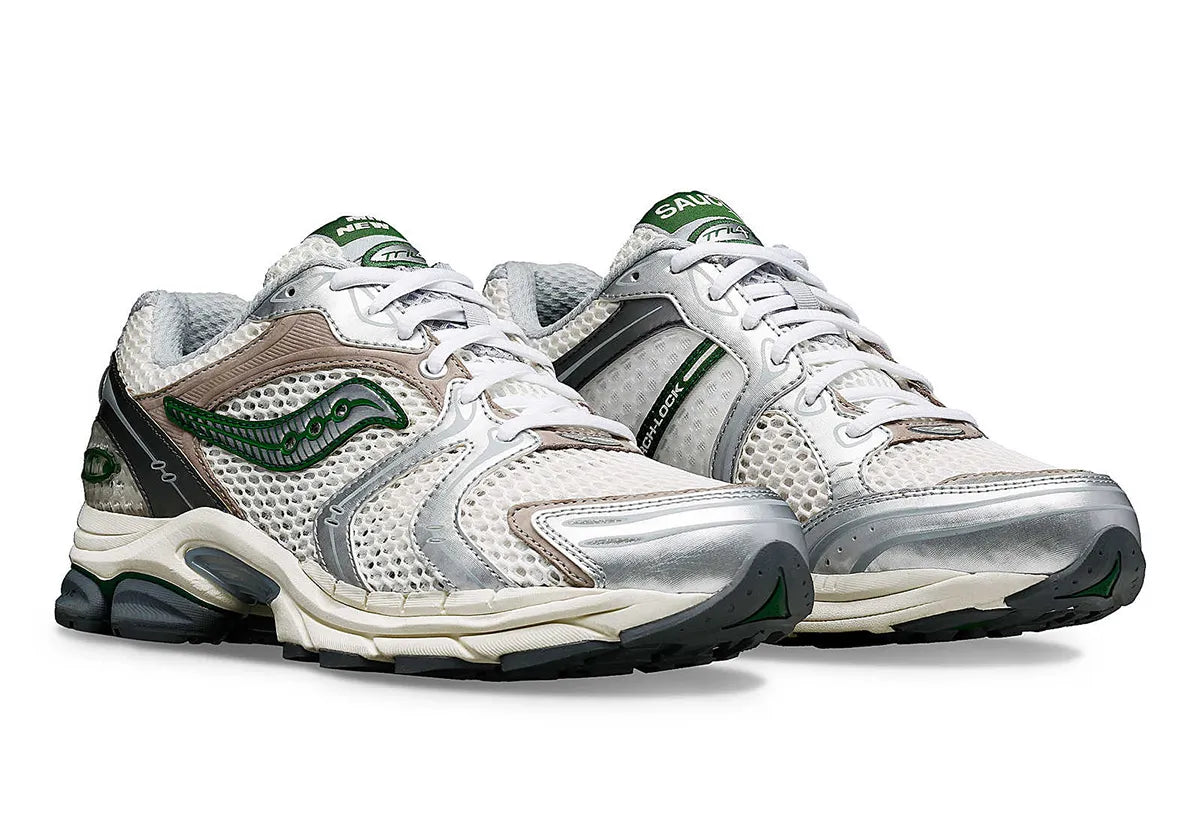 Saucony ProGrid Triumph 4 Minted NY en mesh blanc avec accents mint et amorti ProGrid.
