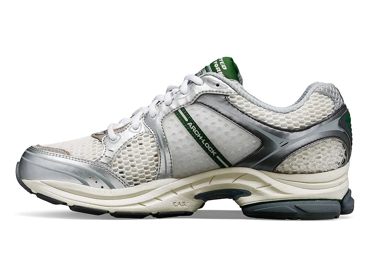 Saucony ProGrid Triumph 4 Minted NY en mesh blanc avec accents mint et amorti ProGrid.
