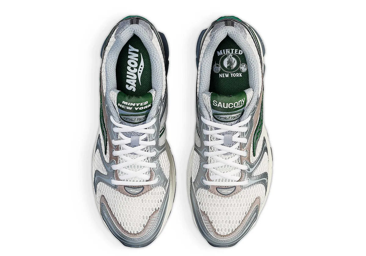 Saucony ProGrid Triumph 4 Minted NY en mesh blanc avec accents mint et amorti ProGrid.
