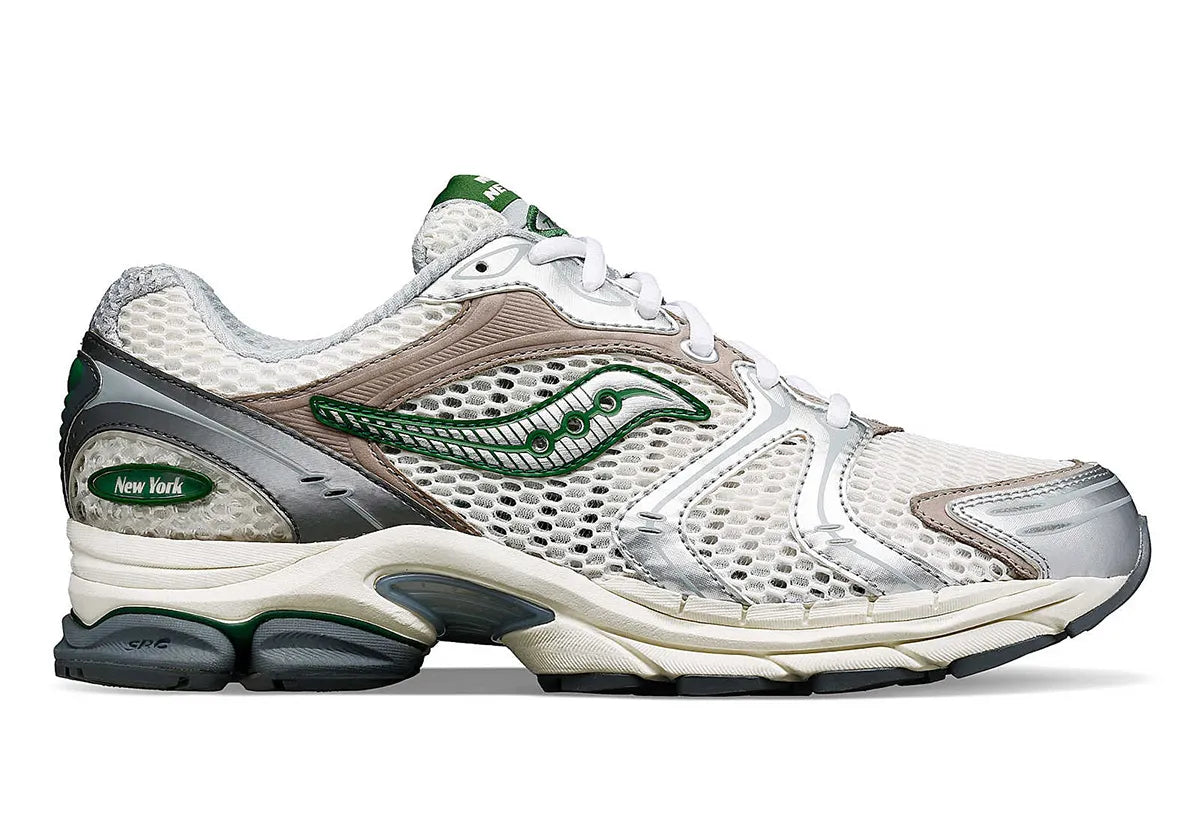 Saucony ProGrid Triumph 4 Minted NY en mesh blanc avec accents mint et amorti ProGrid.
