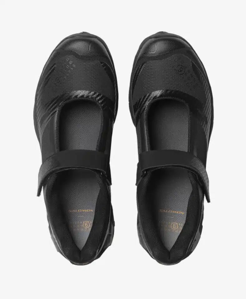 Image de la Salomon XT-Mary Jane MM6 Maison Margiela « Black / Soft Clay », sneaker collaborative en mesh et matière technique noire, bandes Soft Clay, bande Velcro au pied, semelle trail multicouche.