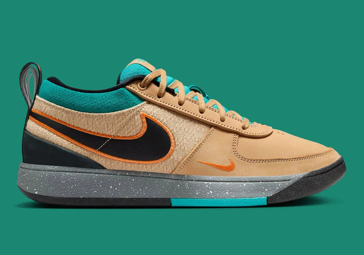 Nike Book 1 Mowabb à silhouette basse, avec tige textile aux tons naturels, empiècements structurés, accents contrastés, amorti Zoom Air et semelle extérieure adhérente.