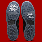 Vue sur les semelles de la Nike SB Dunk Low Nardwuar avec motif tartan multicolore, cuir premium et semelle skate noire.