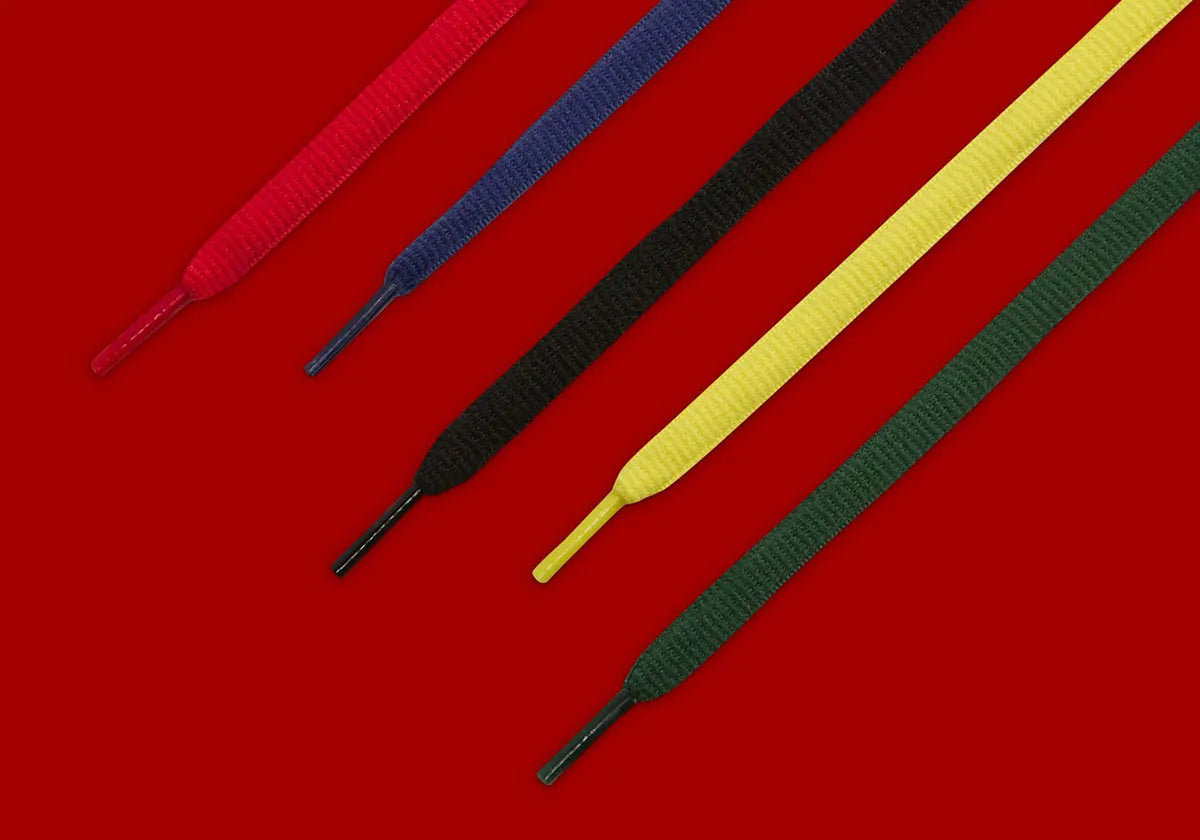 Vue sur les lacets de la Nike SB Dunk Low Nardwuar avec motif tartan multicolore, cuir premium et semelle skate noire.