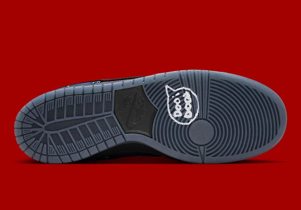 Vue détaillée sur la semelle de la Nike SB Dunk Low Nardwuar avec motif tartan multicolore, cuir premium et semelle skate noire.