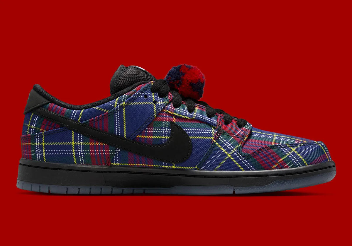 Nike SB Dunk Low Nardwuar avec motif tartan multicolore, cuir premium et semelle skate noire intérieur de la paire vu de profil. 