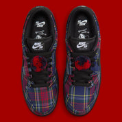 Nike SB Dunk Low Nardwuar avec motif tartan multicolore, cuir premium et semelle skate noire vue du dessus. 