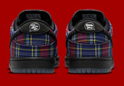 Nike SB Dunk Low Nardwuar avec motif tartan multicolore, cuir premium et semelle skate noire vue de derrière. 