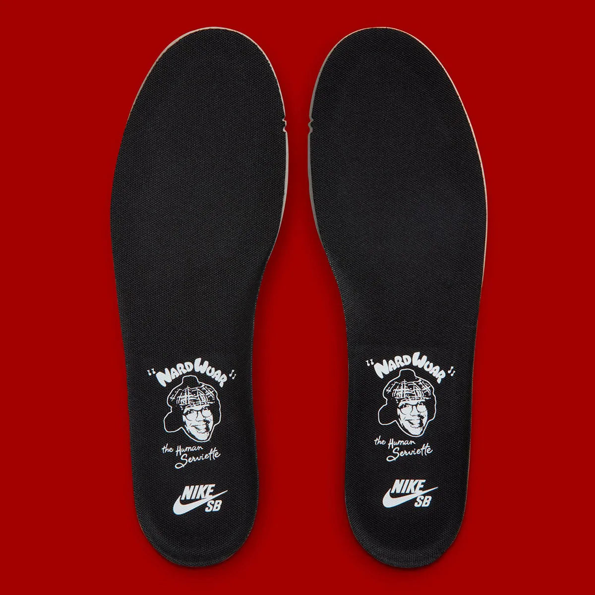 Vue sur les semelles intérieures de la Nike SB Dunk Low Nardwuar avec motif tartan multicolore, cuir premium et semelle skate noire. 