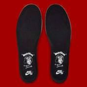 Vue sur les semelles intérieures de la Nike SB Dunk Low Nardwuar avec motif tartan multicolore, cuir premium et semelle skate noire. 