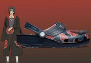 Crocs Classic Clog Naruto Itachi inspirées d'Itachi Uchiha de Naruto Shippuden, avec design exclusif, bride pivotante et semelle légère en résine Croslite™.