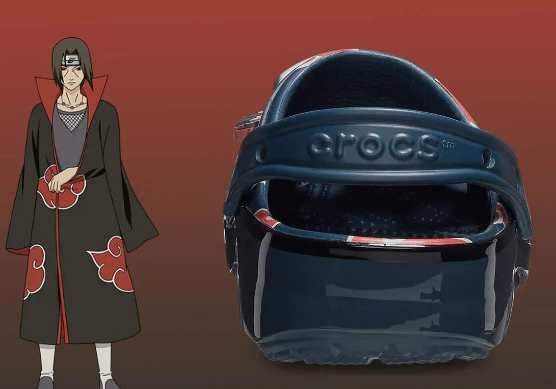 Crocs Classic Clog Naruto Itachi inspirées d'Itachi Uchiha de Naruto Shippuden, avec design exclusif, bride pivotante et semelle légère en résine Croslite™.