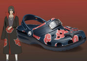 Crocs Classic Clog Naruto Itachi inspirées d'Itachi Uchiha de Naruto Shippuden, avec design exclusif, bride pivotante et semelle légère en résine Croslite™.