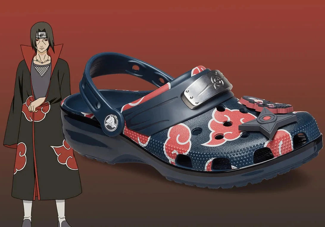 Crocs Classic Clog Naruto Itachi inspirées d'Itachi Uchiha de Naruto Shippuden, avec design exclusif, bride pivotante et semelle légère en résine Croslite™.