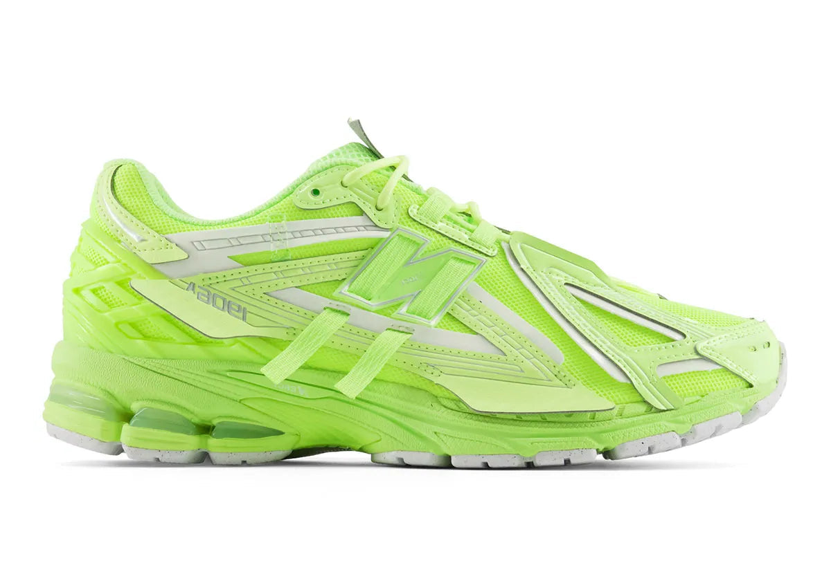 chaussure de ville new balance 1906A vert fluo été , semelle confortable , vue de profil