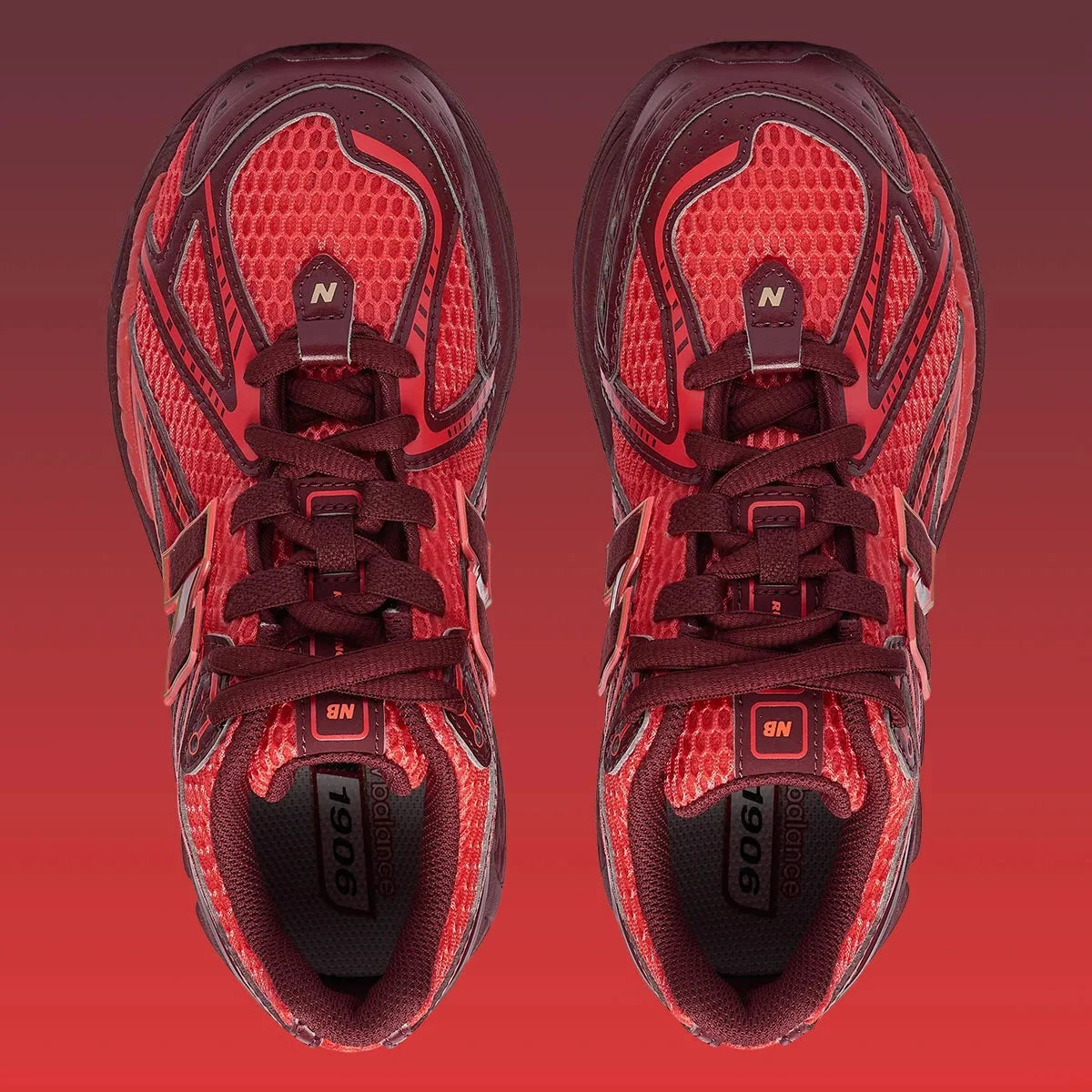 Sneaker New Balance 1906R en mesh gris mercure, cuir synthétique argent, accents rouge crimson, amorti ABZORB et N-ergy, silhouette rétro running premium