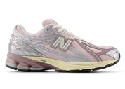 Sneaker New Balance 1906R en mesh blanc, cuir synthétique argent, détails roses, amorti ABZORB et N-ergy, silhouette rétro running premium
