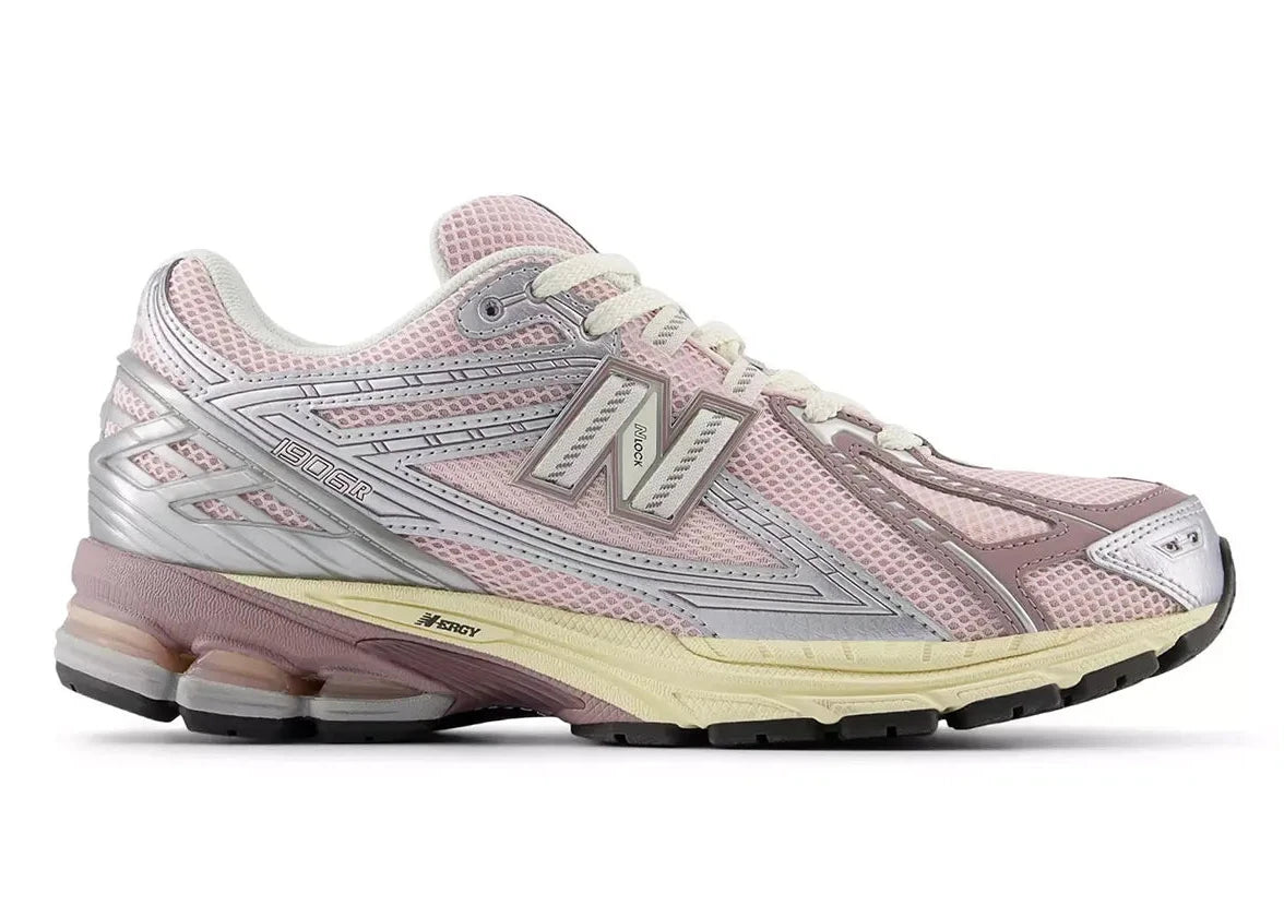 Sneaker New Balance 1906R en mesh blanc, cuir synthétique argent, détails roses, amorti ABZORB et N-ergy, silhouette rétro running premium