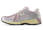 Sneaker New Balance 1906R en mesh blanc, cuir synthétique argent, détails roses, amorti ABZORB et N-ergy, silhouette rétro running premium