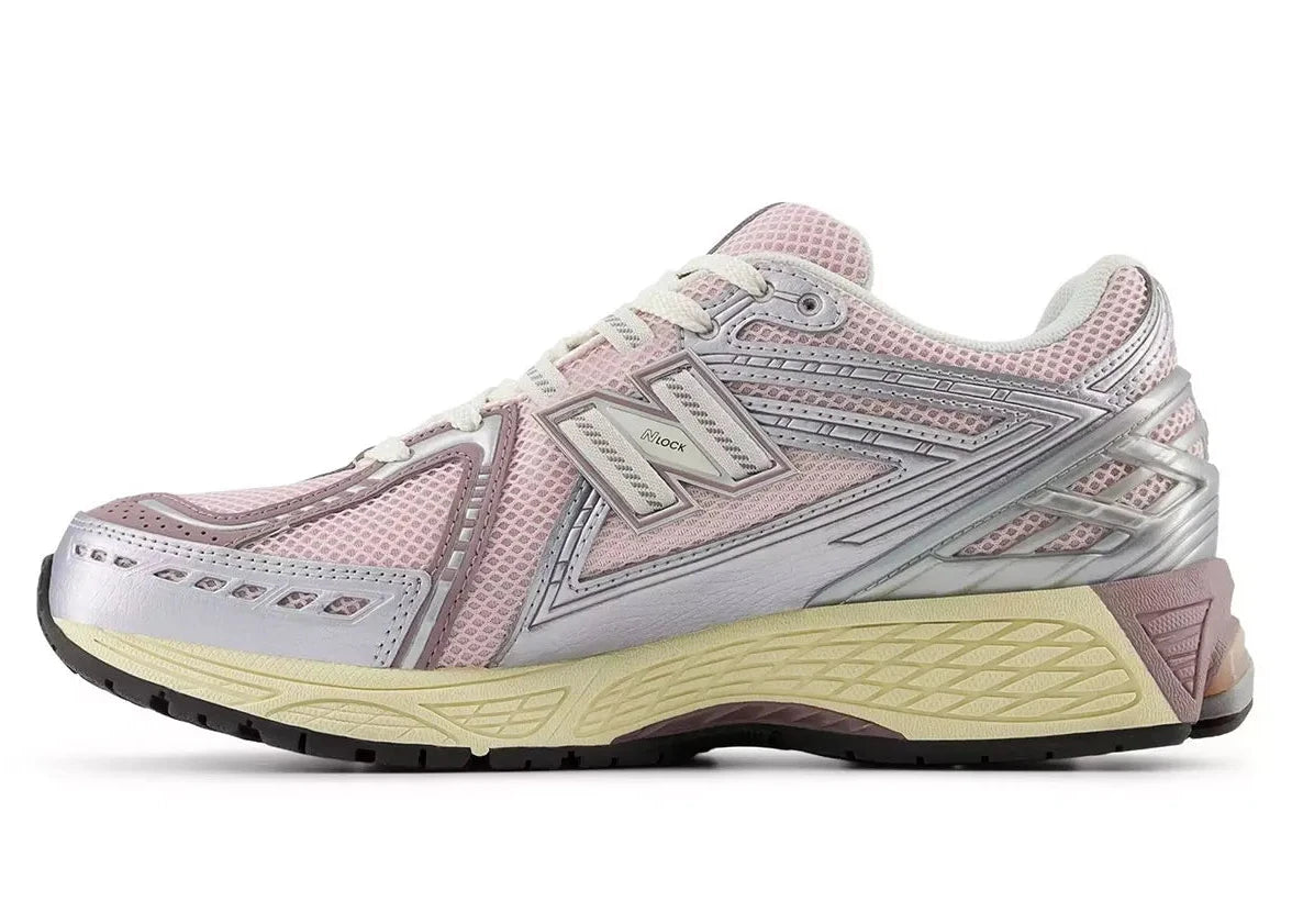 Sneaker New Balance 1906R en mesh blanc, cuir synthétique argent, détails roses, amorti ABZORB et N-ergy, silhouette rétro running premium