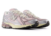 Sneaker New Balance 1906R en mesh blanc, cuir synthétique argent, détails roses, amorti ABZORB et N-ergy, silhouette rétro running premium