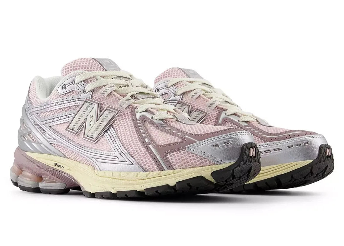 Sneaker New Balance 1906R en mesh blanc, cuir synthétique argent, détails roses, amorti ABZORB et N-ergy, silhouette rétro running premium
