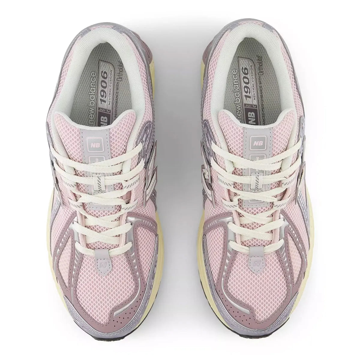 Sneaker New Balance 1906R en mesh blanc, cuir synthétique argent, détails roses, amorti ABZORB et N-ergy, silhouette rétro running premium