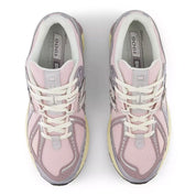 Sneaker New Balance 1906R en mesh blanc, cuir synthétique argent, détails roses, amorti ABZORB et N-ergy, silhouette rétro running premium
