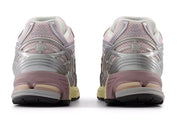 Sneaker New Balance 1906R en mesh blanc, cuir synthétique argent, détails roses, amorti ABZORB et N-ergy, silhouette rétro running premium