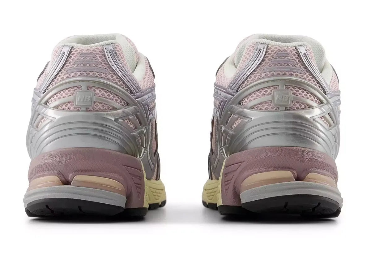 Sneaker New Balance 1906R en mesh blanc, cuir synthétique argent, détails roses, amorti ABZORB et N-ergy, silhouette rétro running premium