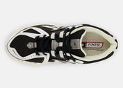 Sneaker New Balance 1906R en mesh blanc, cuir synthétique noir, détails argent métallisé, amorti ABZORB et N-ergy, silhouette rétro running premium