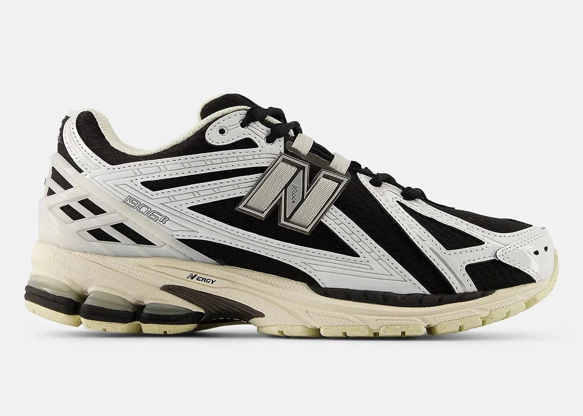 Sneaker New Balance 1906R en mesh blanc, cuir synthétique noir, détails argent métallisé, amorti ABZORB et N-ergy, silhouette rétro running premium