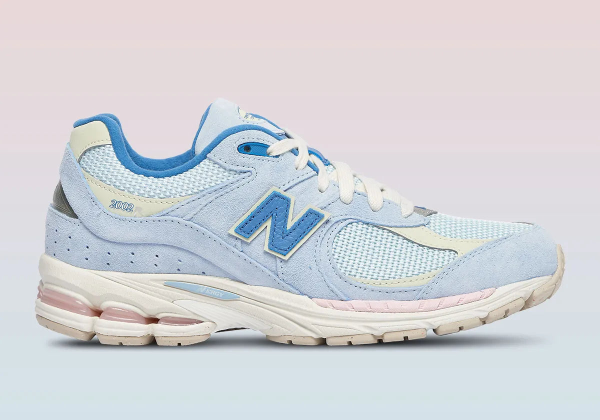 chaussure de ville new balance 2002R pastel été , blanc , rose , semelle confortable , vue de profil