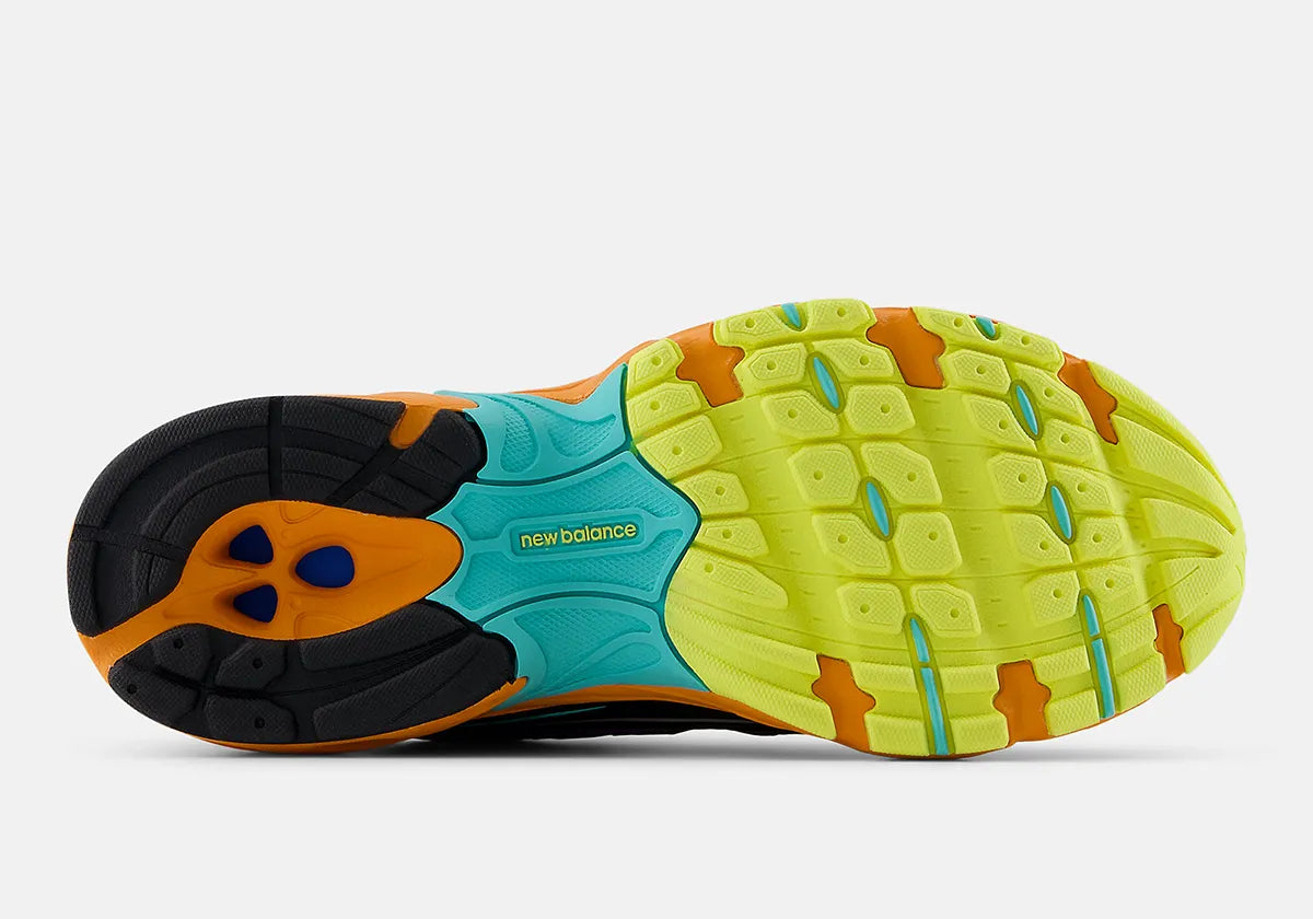  chaussure de sport new balance 740 neon light violet coloré , semelle légère , vue dub dessous