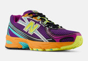 chaussure de sport new balance 740 neon light violet coloré , semelle légère , vue de 3/4