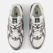  chaussure de sport new balance 740 blanche et bleu , semelle légère , vu de haut