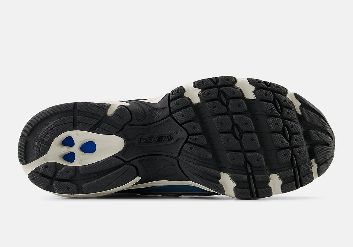  chaussure de sport new balance 740 blanche et bleu , semelle légère , vu du dessous